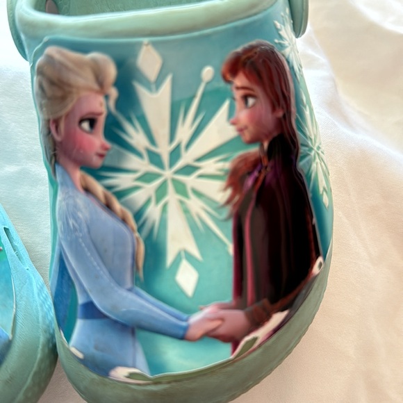 Crocs. Disney Frozen II size 9. Nice shape. Elsa & Anna on front. - Picture 3 of 8
